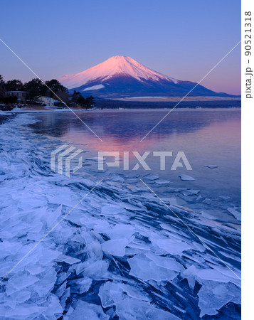 山梨山中湖_寄せ氷と紅富士の絶景 90521318