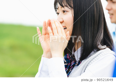 試合の応援をする女子高校生 90521649