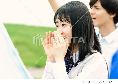 試合の応援をする女子高校生 試合の応援をする女子高校生 90521651