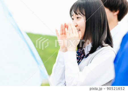 試合の応援をする女子高校生 試合の応援をする女子高校生 90521652
