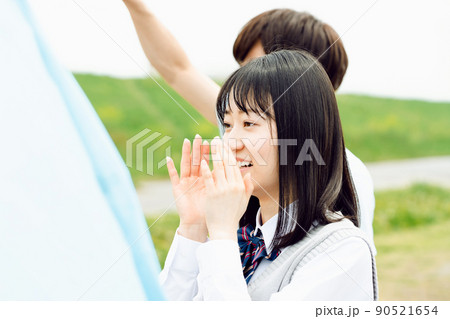 試合の応援をする女子高校生 試合の応援をする女子高校生 90521654