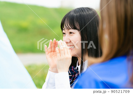 試合を応援する女子高校生 90521709