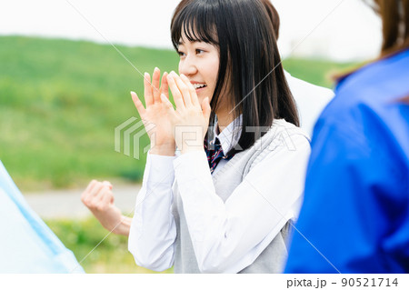 試合を応援する女子高校生 90521714