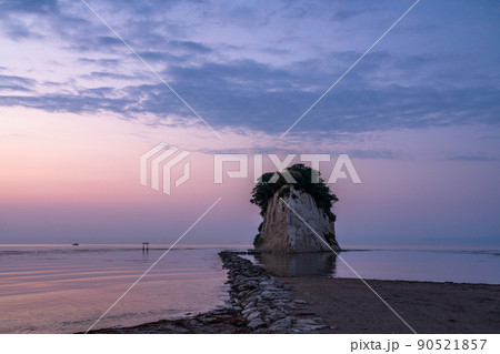 《石川県》見附島の夜明け 90521857
