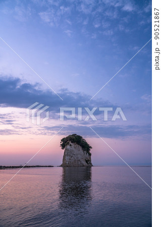 《石川県》見附島の夜明け 90521867