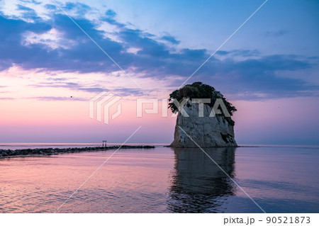 《石川県》見附島の夜明け 90521873