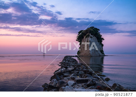 《石川県》見附島の夜明け 90521877