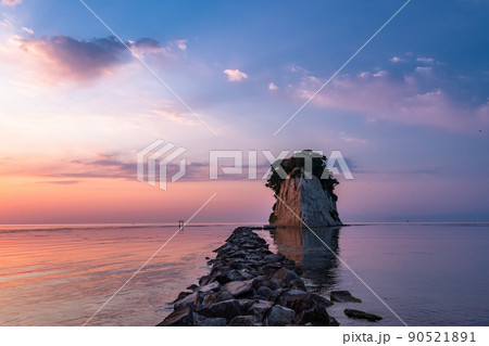 《石川県》見附島の夜明け 90521891