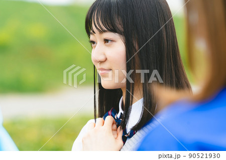 試合を見守る女子高校生 試合を見守る女子高校生 90521930