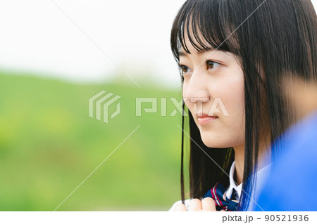 試合を見守る女子高校生 90521936