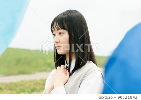 試合を見守る女子高校生 90521942