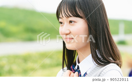 試合を見守る女子高校生 90522011