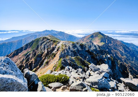 秋の木曽駒ヶ岳トレッキング（宝剣岳から空木岳・三ノ沢岳方面の眺め） 90522060