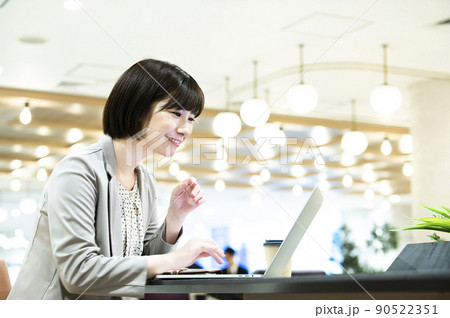 ビジネス　女性　オフィス  ノートパソコン 90522351