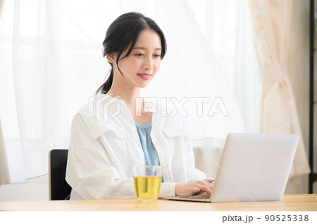 パソコンの仕事をする美しい女性 パソコンの仕事をする美しい女性 90525338