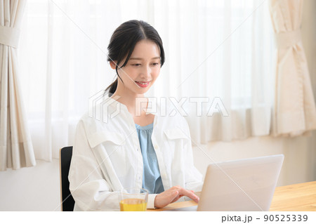 パソコンの仕事をする美しい女性 90525339