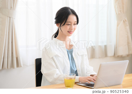 パソコンの仕事をする美しい女性 90525340