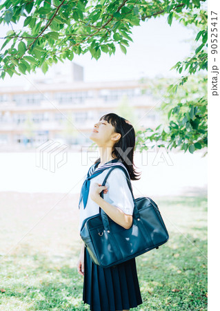夏服の女子高生 90525417