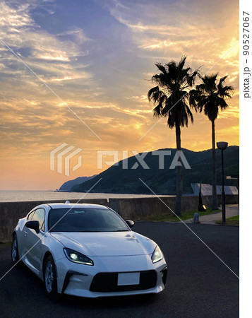 夕焼けと海とスポーツカー 90527067