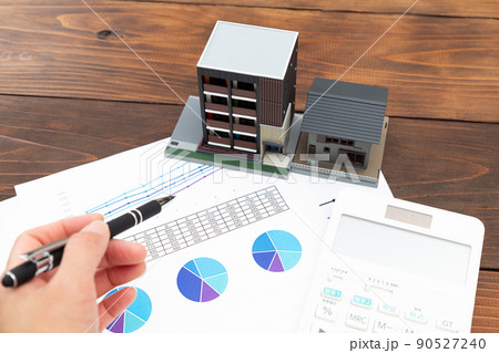 住宅模型と電卓とグラフ 90527240