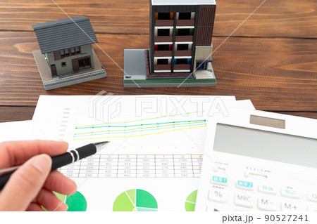 住宅模型と電卓とグラフ 90527241