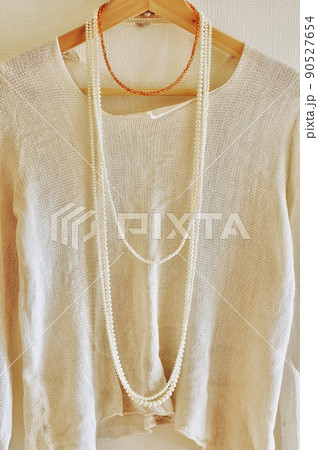 麻のカットソーとパールネックレスのコーディネート 90527654