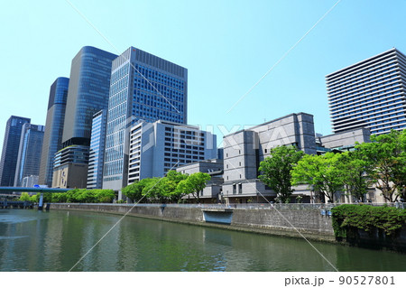 大阪中之島　新緑と超高層ビル街風景 90527801