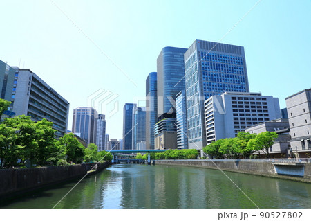 大阪中之島　新緑と超高層ビル街風景 90527802
