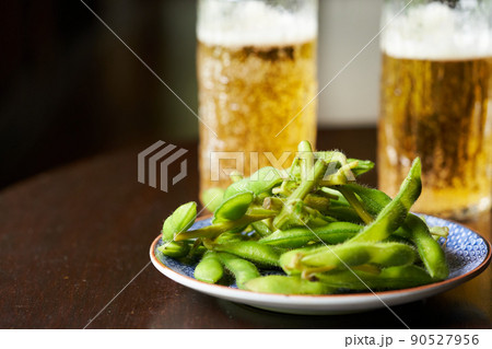 ビールと枝豆 90527956