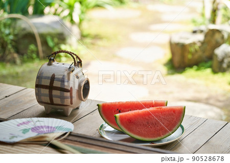 縁側に置かれたスイカ 90528678
