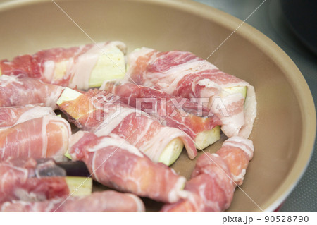 夕食を作る主婦の手元 ナスの豚肉巻き 夕食を作る主婦の手元 ナスの豚肉巻き 90528790