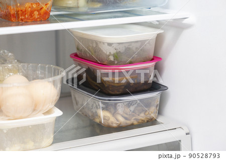 タッパにおかずを分けた冷蔵庫内部 90528793