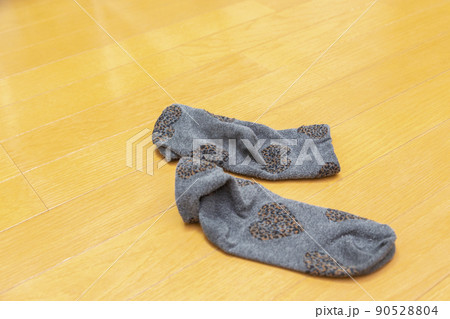リビングに脱ぎ捨てられたくつ下 リビングに脱ぎ捨てられたくつ下 90528804