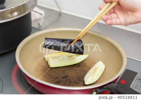 フライパンで茄子を素焼きにする フライパンで茄子を素焼きにする 90528811