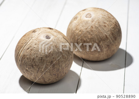 白板の上に硬いオールドココナッツの実 90528890
