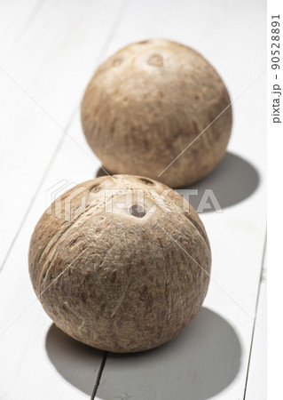白板の上に硬いオールドココナッツの実 90528891