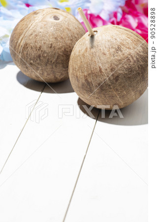 天然のココナッツジュースをストローで飲む 90528898