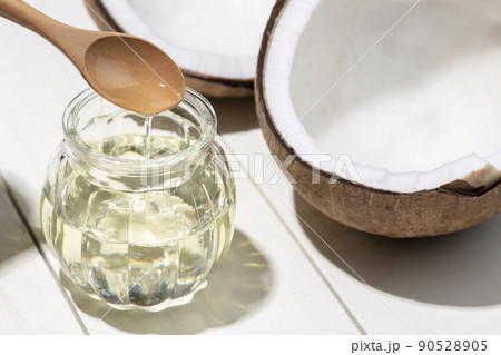 割られたココナッツから見える胚乳とココナッツオイル 割られたココナッツから見える胚乳とココナッツオイル 90528905