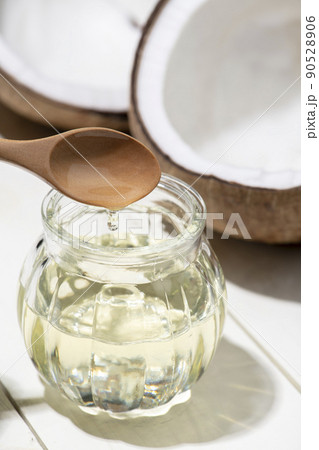 割られたココナッツから見える胚乳とココナッツオイル 割られたココナッツから見える胚乳とココナッツオイル 90528906