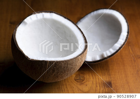 硬いオールドココナッツの実を割って中身の固形胚乳を取り出す 硬いオールドココナッツの実を割って中身の固形胚乳を取り出す 90528907