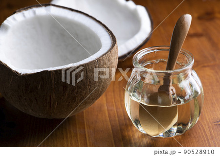 割られたココナッツから見える胚乳とココナッツオイル 割られたココナッツから見える胚乳とココナッツオイル 90528910