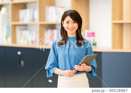 女性とオフィス 女性とオフィス 90528967