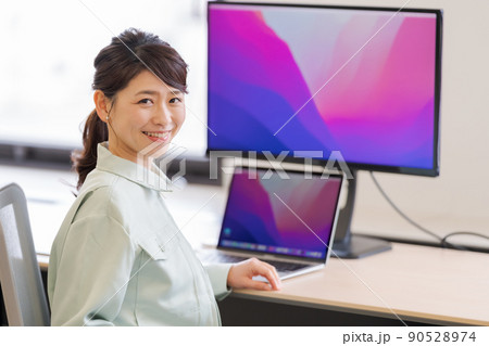 作業着の女性とオフィス 90528974
