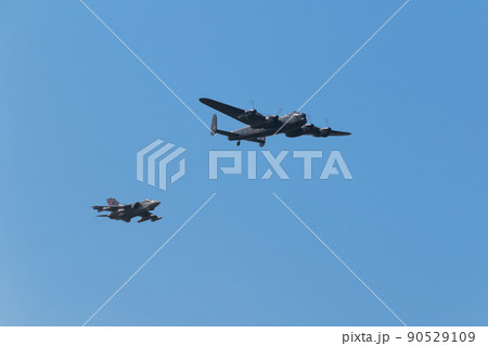 イギリス空軍ダムバスターズ新旧編隊 90529109