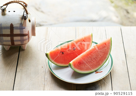 縁側に置かれたスイカ 縁側に置かれたスイカ 90529115