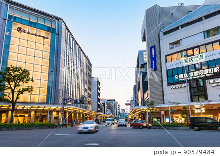 京都 夕暮れの四条河原町 京都 夕暮れの四条河原町 90529484