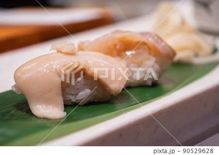 帆立の白子の握り寿司。 90529628