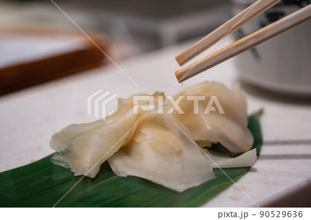 日本の寿司屋で出てくるガリ。甘酢漬けした生姜の料理。 日本の寿司屋で出てくるガリ。甘酢漬けした生姜の料理。 90529636