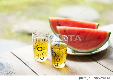 切り分けたスイカと冷たいお茶 90529838