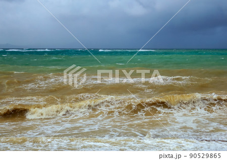台風で激しく荒れ狂う沖縄の海 90529865